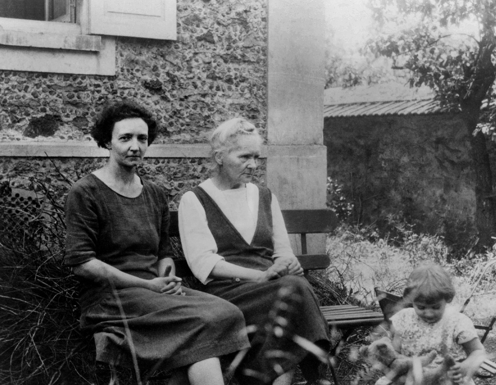 Na zdjęciu: Maria Skłodowska-Curie z córką Ireną Joliot-Curie i wnuczką Heleną, 1930 rok, fot. Wydawnictwo Studio Emka